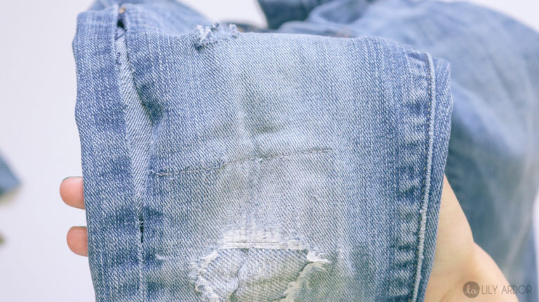 HOW TO FIX RIPPED JEANS - 5 EASY STEPS - PHOTO + VIDEO