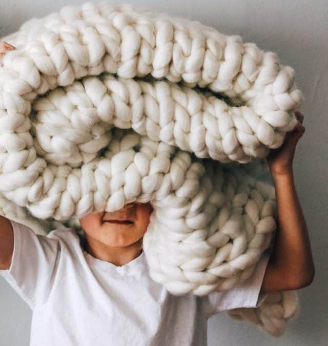 DIY CHUNKY KNIT BLANKET